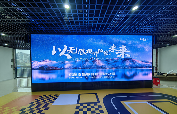 襄阳金银湖p2.5安装完成   尺寸：6.72×2.56 ；像素点：2688×1024