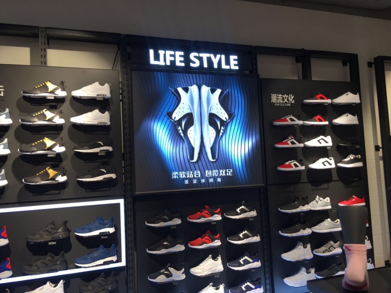 宜昌2017年8月 江汉路某鞋店  室内Q2.5