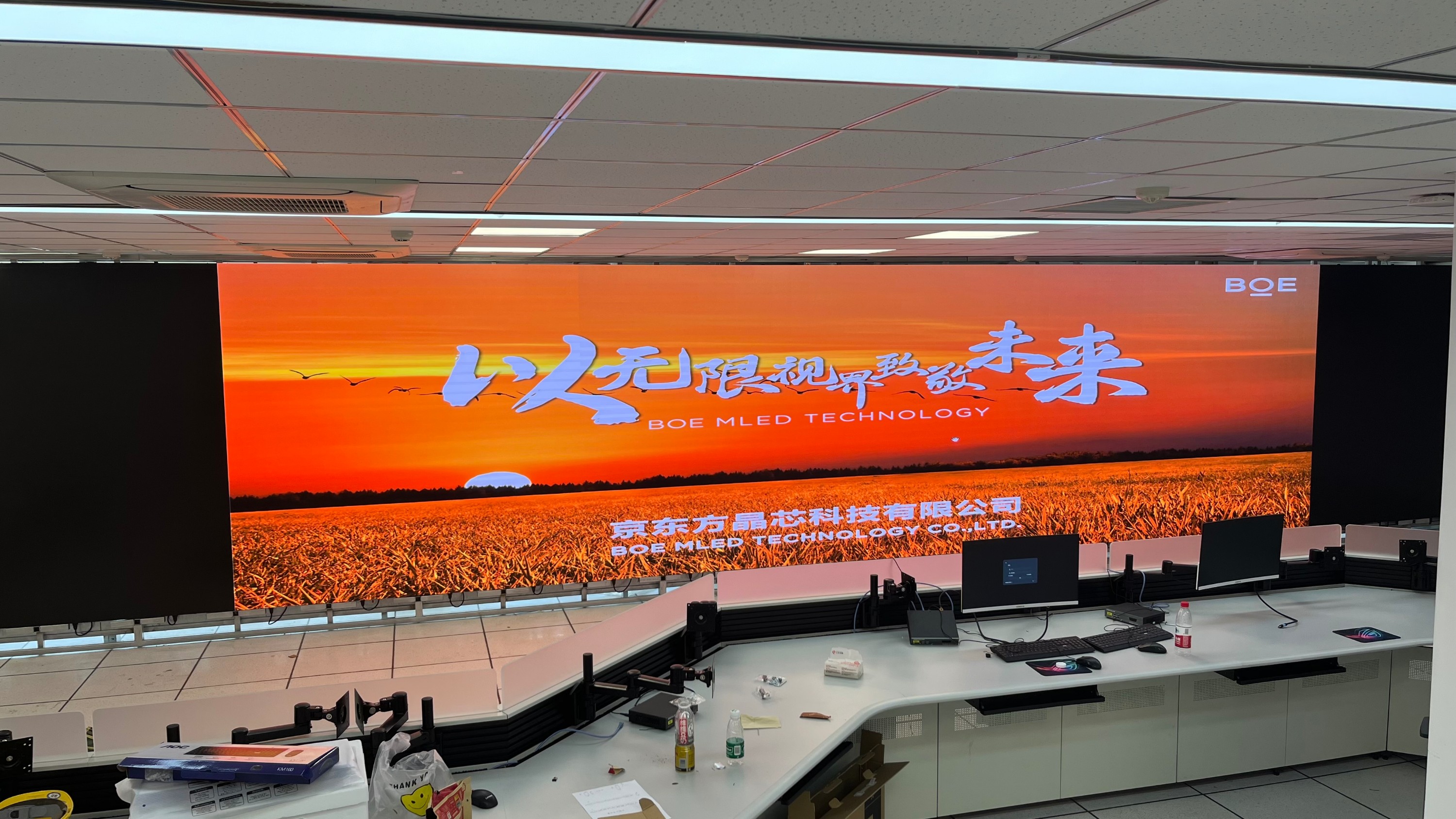 蔡甸汽车测试场COB1.2安装调试完成   尺寸： 13.8*2.3625 ；像素点 ：11040*1890 
